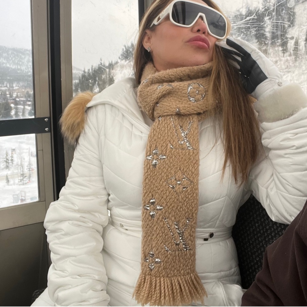 LV scarf
